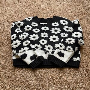 Super cute forever 21 black-and-white flower 🌸print sweater